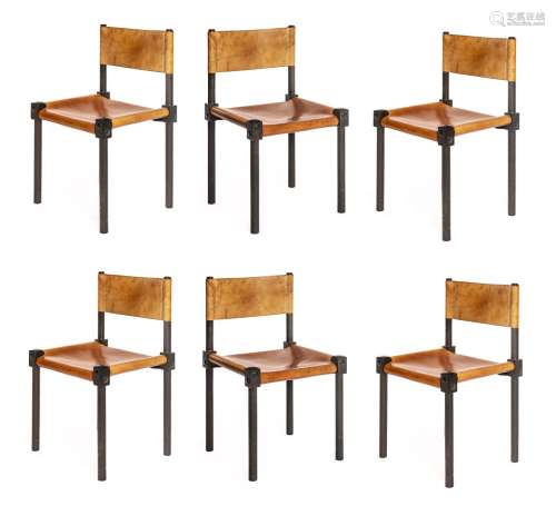 De Pas, Urbino & Lomazzi, dans le goût de, 6 chaises en hêtre noirci et cuir fauve [...]