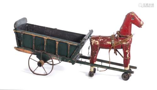 Jouet ancien, cheval rouge sur roulettes tirant une charrette verte. L. 58 cm H. 23 [...]