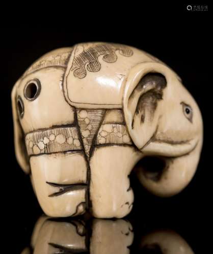 Netsuke en ivoire sculpté et gravé représentant un éléphant. Signature sous la [...]