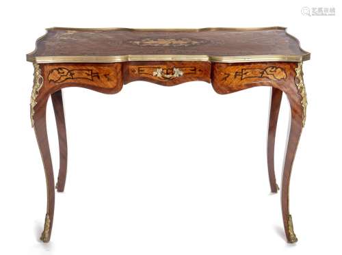 Table ou petit bureau de style Louis XV, plateau mouvementé à décor de marqueterie [...]