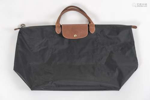 Longchamp, sac pliage de voyage noir avec rabat et poignée en cuir. L. 65x46 cm. - [...]