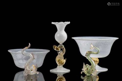 Petit ensemble en verre de Murano comprenant - 2 bougeoirs en forme de dauphin H. [...]