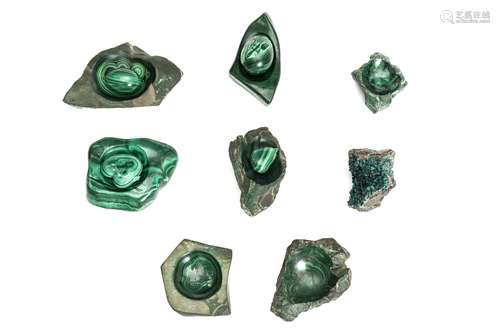 Ensemble d'objets en malachite : - Œuf 10x7 cm. (éclats) - Oeuf 7.5x6 cm - 7 [...]