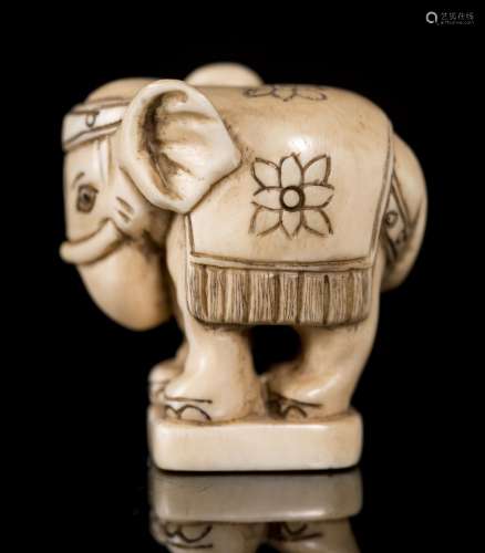 Petite figurine représentant un éléphant. Signée sous la base 山尹. Japon H. [...]
