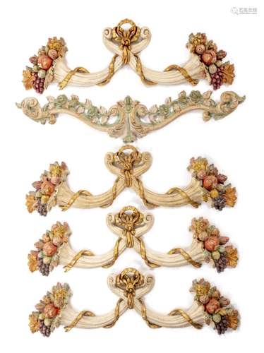 Ensemble de 4 frontons en bois sculptés et peints en forme de fleurs et de [...]