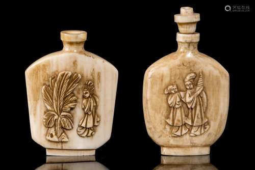 Deux snuff bottles en ivoire sculpté en ronde-bosse de personnages. H. 6x3.5 cm. [...]