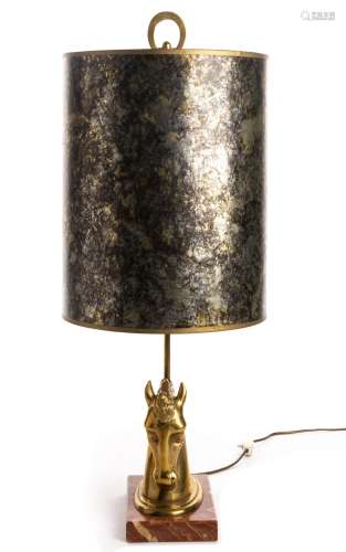 Lampe de table à pied en bronze thermolaqué doré en forme de tête de cheval. [...]