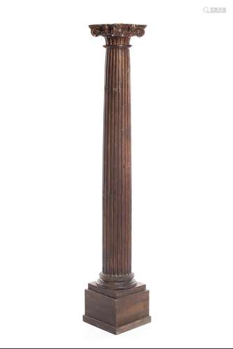 Colonne ionique en bois sur une base de section carrée avec un fût de 24 cannelures [...]