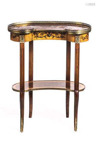 Petit table rognon de style Louis XVI entourée d'une galerie en laiton ajourée, [...]