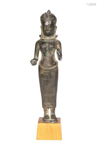 Sculpture en bronze à patine noire d'un bouddha debout coiffé d'un diadème de [...]