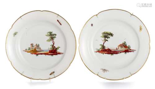 2 assiettes en porcelaine de Niderviller (France, Moselle) du XVIIIe à bord lobé. [...]