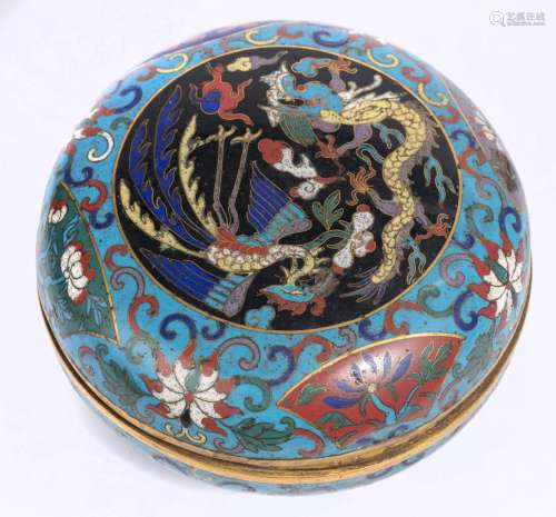 Boîte en cloisonné à décor de phoenix et frises de fleurs. Chine XVIIIe-XIXe. H. [...]