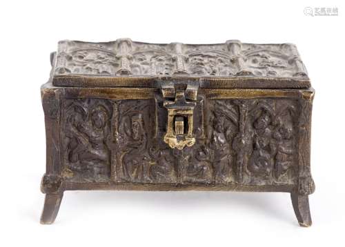 Petit coffre en bronze à patine brune dans le style d'un coffre plat gothique à [...]