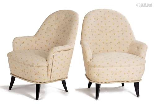 Paire de fauteuils crapaud recouverts d'un tissu beige à motifs jaunes et bleus, [...]