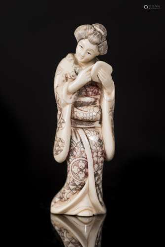 Netsuke en ivoire représentant une courtisane. Signé sous le pied. 正光 H. 7.5x2 [...]