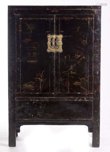Armoire chinoise en bois noirçi ouvrant à deux portes anciennement peintes à [...]