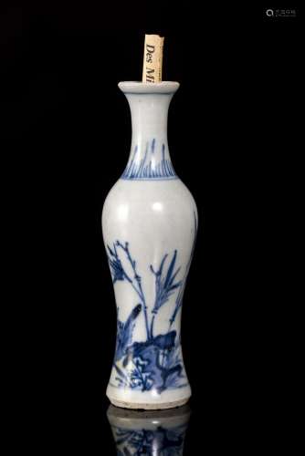 Petit vase balustre Hatcher Cargo à décor en bleu et blanc de végétaux et [...]