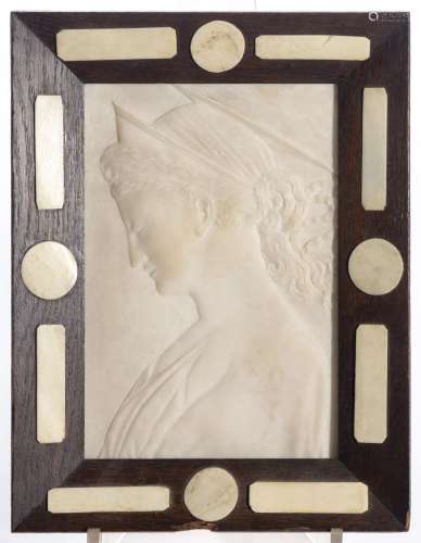 Plaque en marbre blanc rectangulaire d'un profil de femme avec encadrement en bois et [...]
