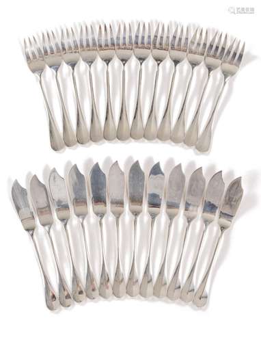 Foery, 12 couteaux et 12 fourchettes à poisson en métal argenté modèle Baguette. [...]