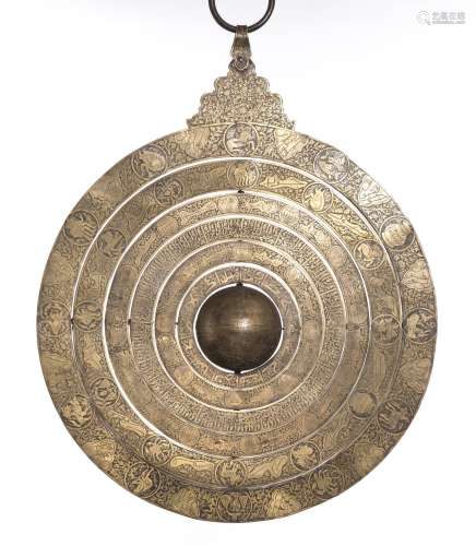 Sphère armillaire ottomane à suspendre, à décor ciselé des signes du zodiaque, [...]