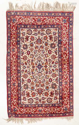 Tapis Naïn en laine à décor de fleurs de lotus sur champ crème, bordure [...]