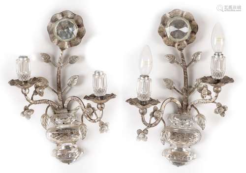 Paire d'appliques en cristal et métal à deux feux à décor de fleurs, branches et [...]