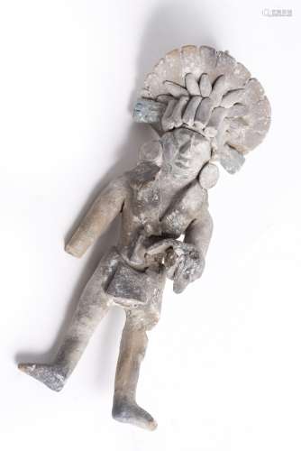 Statuette en terre cuite précolombienne représentant un homme debout portant un [...]