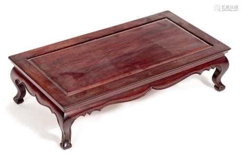 Socle chinois ou table à thé en bois de rose, pieds cambrés. H. 10.5x42x22 cm. - [...]