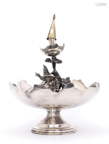 Coupe bougeoir en métal argenté à décor d'un renard attrapant un canard. H. 29 cm [...]