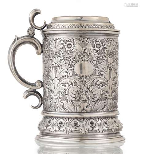 Choppe de bière en argent .800 italien à intérieur vermeil à décor ciselé de [...]