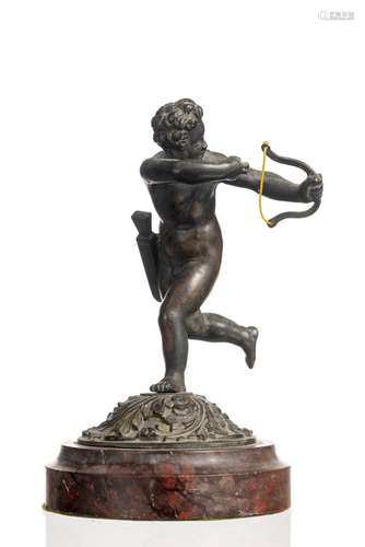 Petit cupidon en bronze se retournant, tirant une flèche et marquant sur une [...]