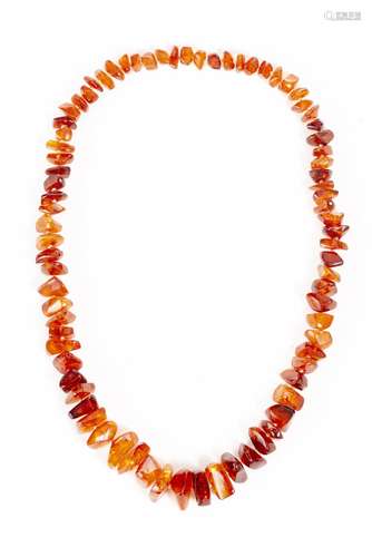 Collier en ambre. L. 69 cm. Poids: 88 g. - - Vintage – Mode – [...]