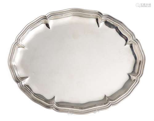 Plateau ovale en argent .800 Jezler à décor Régence. 33x25.5 cm. Poids : 520 g. [...]