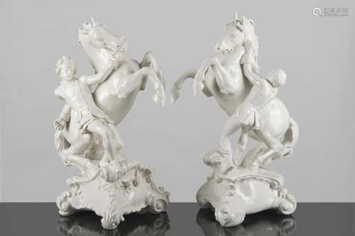 Nymphenbourg, paire de dompteurs de chevaux en porcelaine blanche, marque en vert [...]