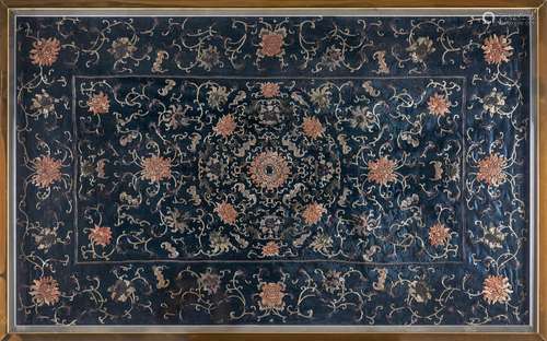 Nappe à thé en soie brodée de fleurs de lotus roses, chauves-souris et feuillages [...]