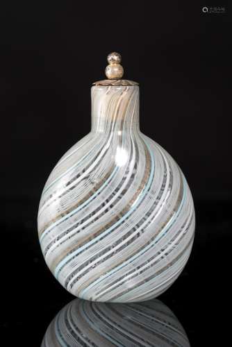 Flacon en verre vénitien décoré de stries bleues, argentées et blanches. Bouchon [...]