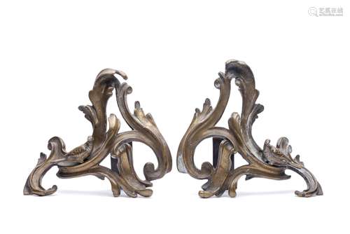 Paire de chenets en bronze à décor de feuillage et oiseaux. H. 26x28.5x9.5 cm, L. [...]