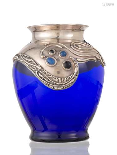 Vase en verre bleu et monture en argent .925 par David Barak. H. 18.5 & D. 14 cm. - [...]