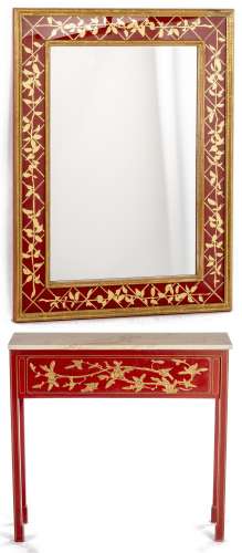 Console rectangulaire rouge à décor chinois de roses dorées. On y joint un miroir [...]