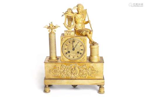 Pendule Empire en bronze ciselé et doré surmonté de la figure de Cupidon assis [...]