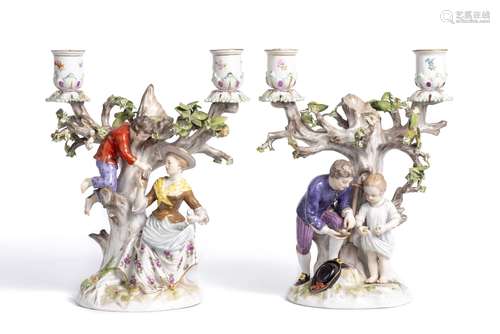 Deux chandeliers à 2 feux en porcelaine de Meissen représentant un couple [...]