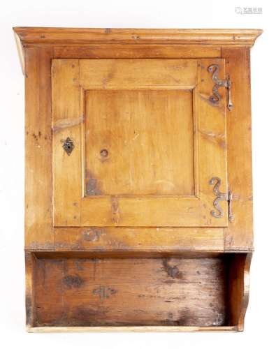 Dressoir en pin à 1 porte et 2 tablettes intérieures. H. 90x67.5x38 cm. - - [...]