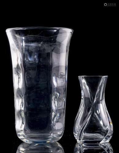 2 vases en cristal: l'un de la manufacture d'Orrefors et l'autre torsadé en cristal [...]