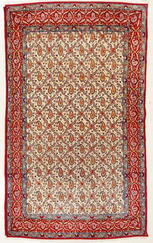 Tapis d'Orient à décor d'un semis de boteh sur champ beige, bordure principale de [...]