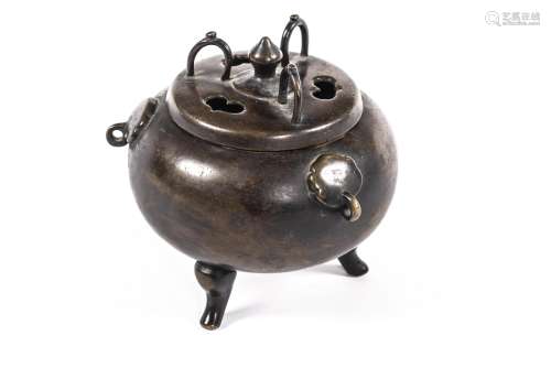 Brûle-parfum tripode en bronze à patine brune. Chine époque Qing. H. 9 & D. 10 cm. [...]