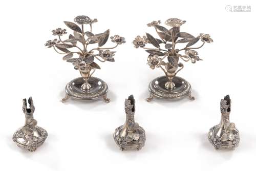 Ensemble de pique-fleurs et soliflores en argent .833 espagnol comprenant: - 1 paire [...]