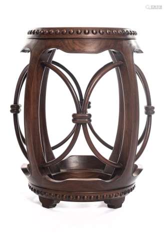 Petit siège ou sellette de forme tonneau en bois de huali Chine. H. 49x30 cm. - - [...]