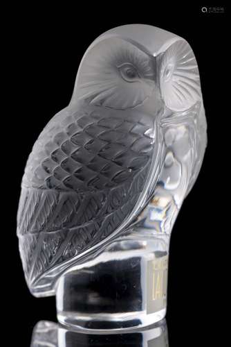 Hibou en cristal mat et transparent de Lalique France. H. 8.5 cm. - - Cristallerie [...]