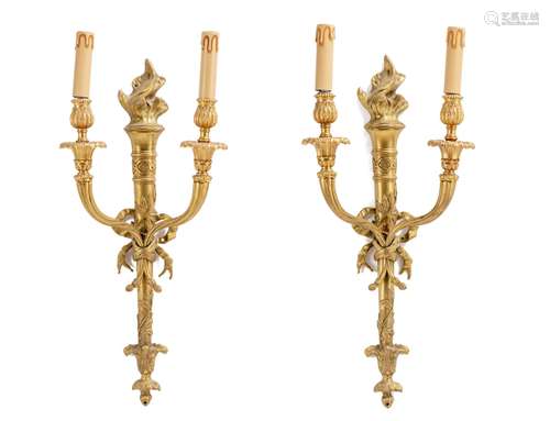 Paire d'appliques en bronze doré à deux feux de style Empire. H. 55.5 cm. - - [...]