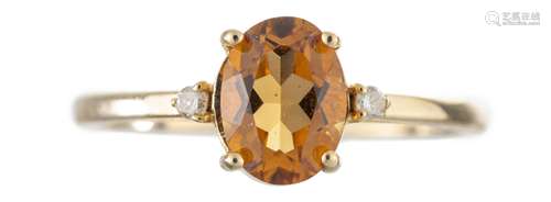 Bague en or .750 avec une citrine de forme ovale de ~1.4 ct sertie griffes, épaulée [...]